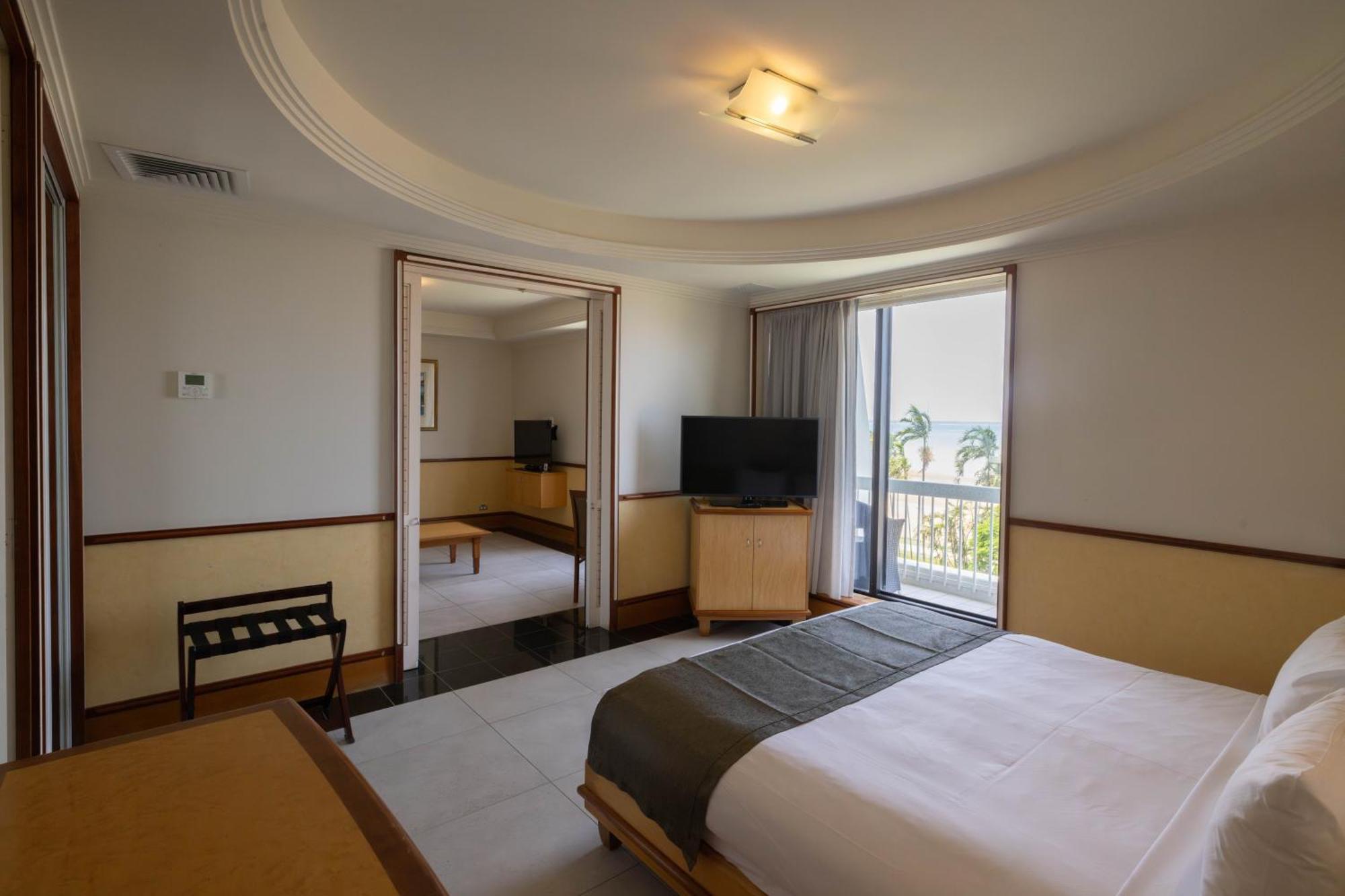 Mindil Beach Casino Resort Darwin Exteriér fotografie A bedroom at the hotel