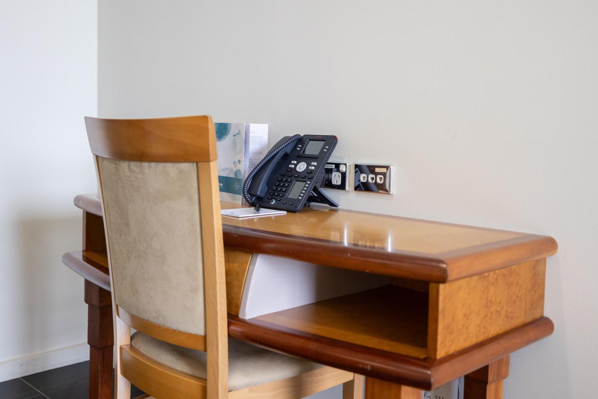 Mindil Beach Casino Resort Darwin Exteriér fotografie A desk with a telephone