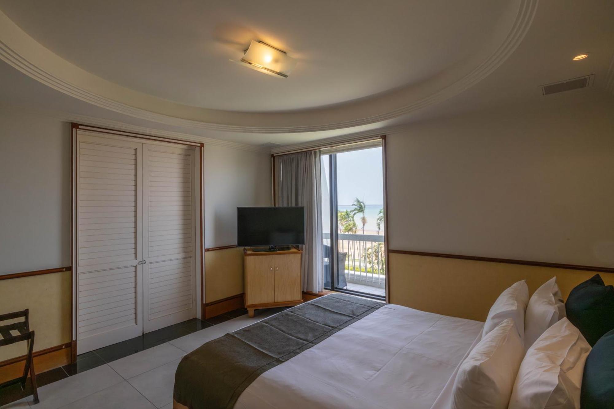 Mindil Beach Casino Resort Darwin Exteriér fotografie A bedroom at the hotel