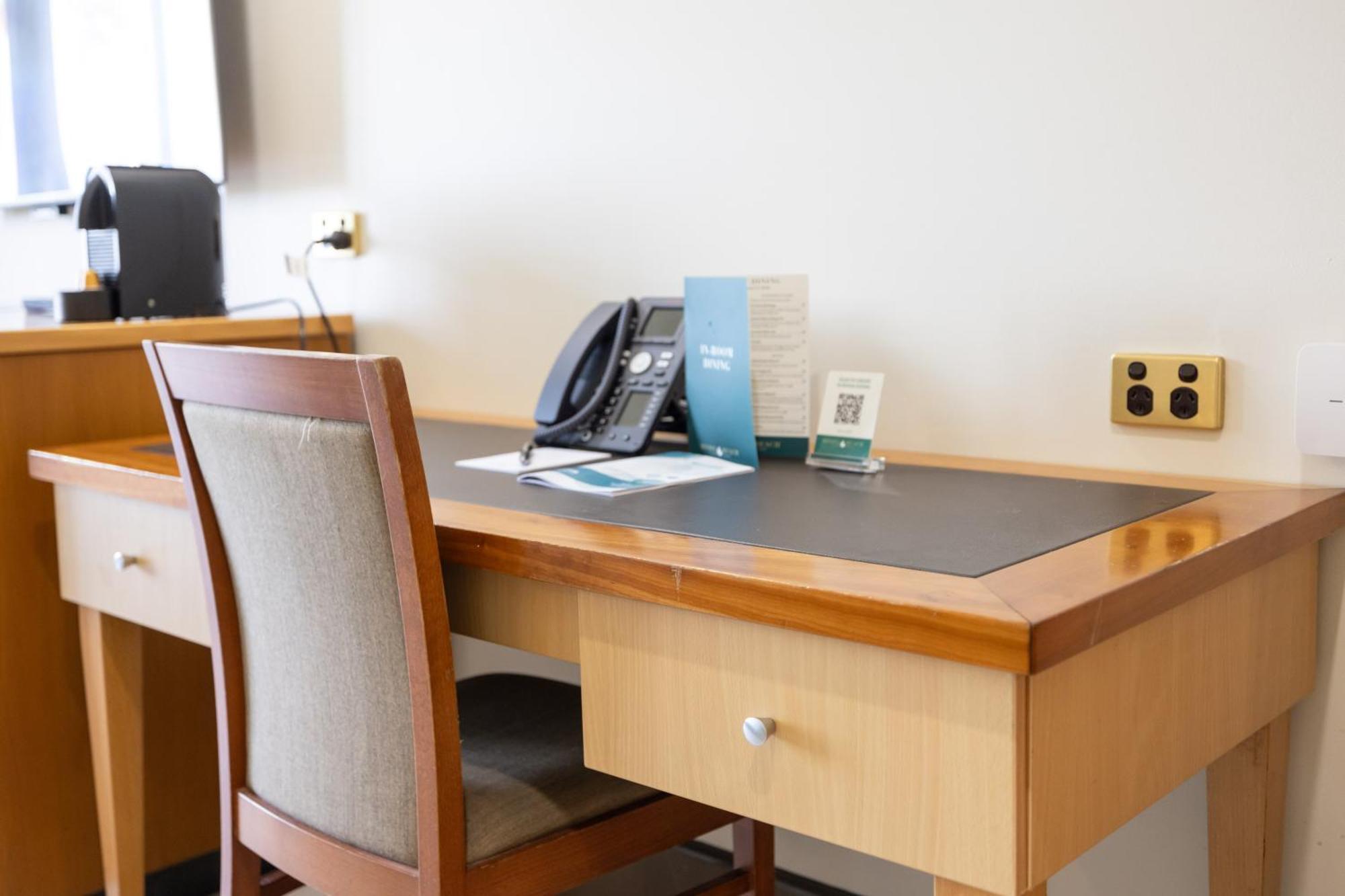 Mindil Beach Casino Resort Darwin Exteriér fotografie A desk with a telephone