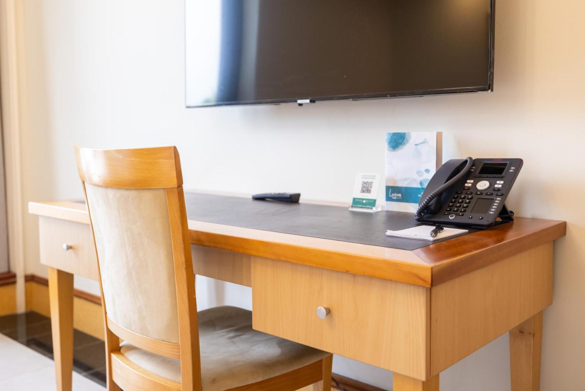 Mindil Beach Casino Resort Darwin Exteriér fotografie A desk with a chair