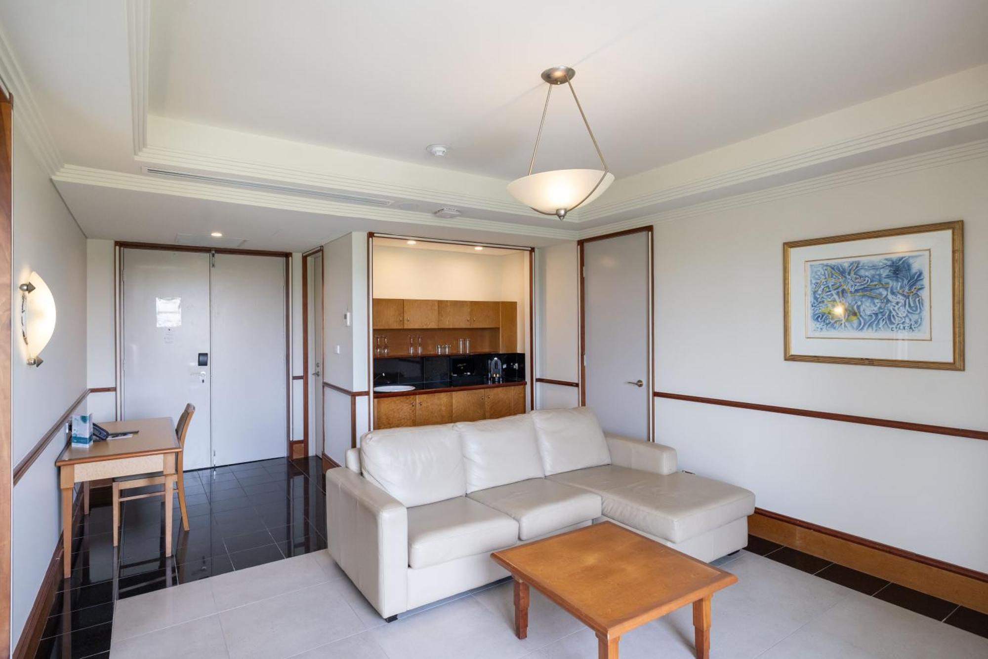 Mindil Beach Casino Resort Darwin Exteriér fotografie A living room in a typical apartment