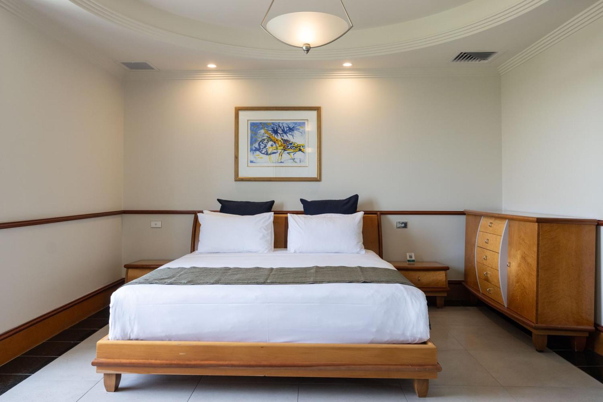 Mindil Beach Casino Resort Darwin Exteriér fotografie A bedroom at the resort