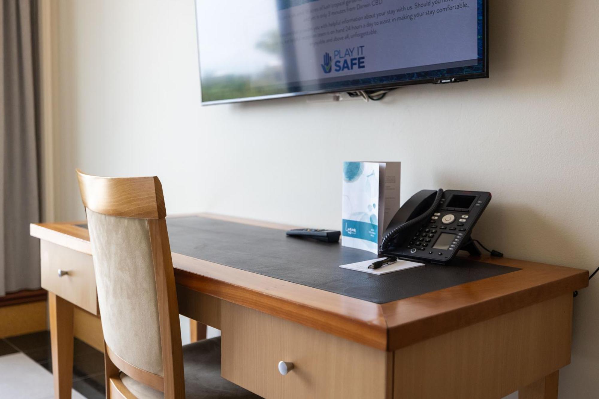 Mindil Beach Casino Resort Darwin Exteriér fotografie A hotel room with a TV and telephone